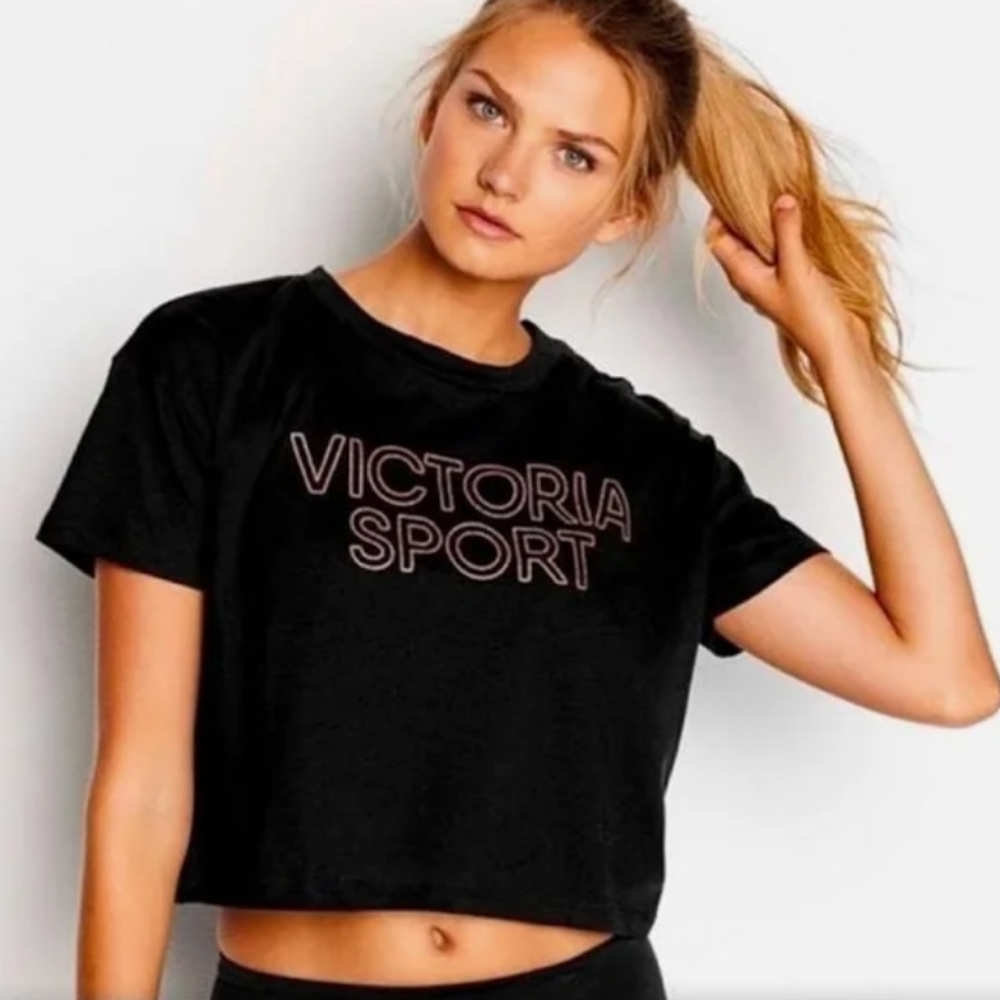 VS black boxy crop tee